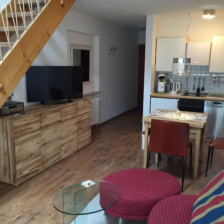 Gemutlich Eingerichtete Maisonette-wohnung Mit Balkon Und Ausblick Auf Berglandschaft אוברשטאופן