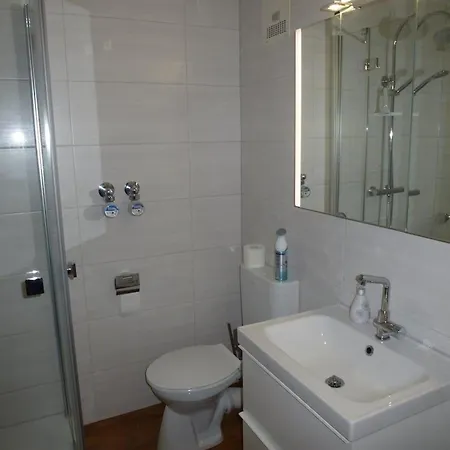 Gemutlich Eingerichtete Maisonette-wohnung Mit Balkon Und Ausblick Auf Berglandschaft דירה אוברשטאופן